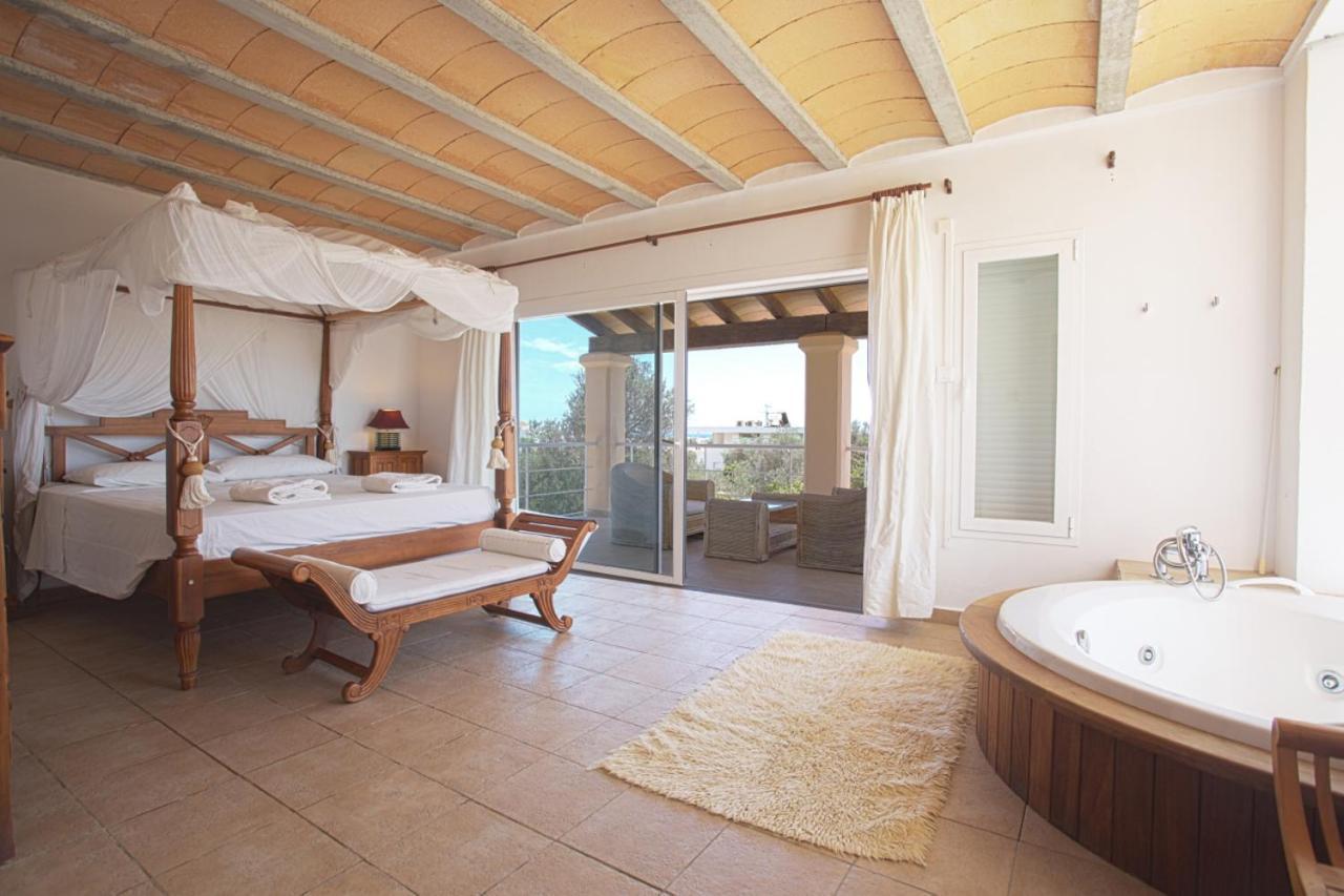Villa Tom Is Near To Playa Den Bossa Sant Jordi de ses Salines Exterior photo